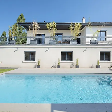 Dans Belle Maison Avec Piscine *