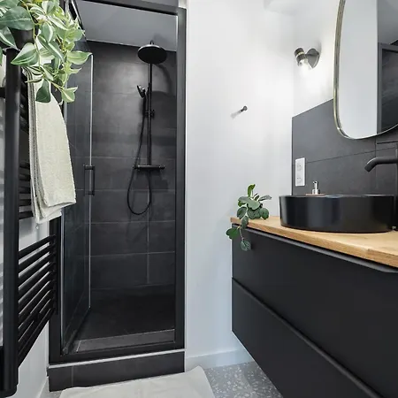 Dans Belle Maison Avec Piscine *
