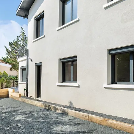Dans Belle Maison Avec Piscine * Saint-Genis-les-Ollieres