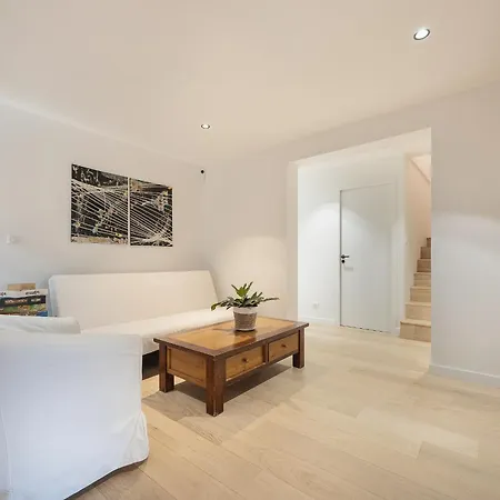 Dans Belle Maison Avec Piscine